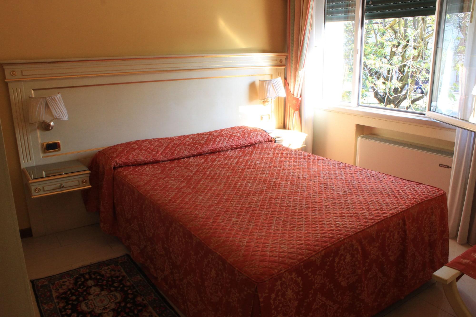 Hotel Estee Desenzano del Garda Luaran gambar