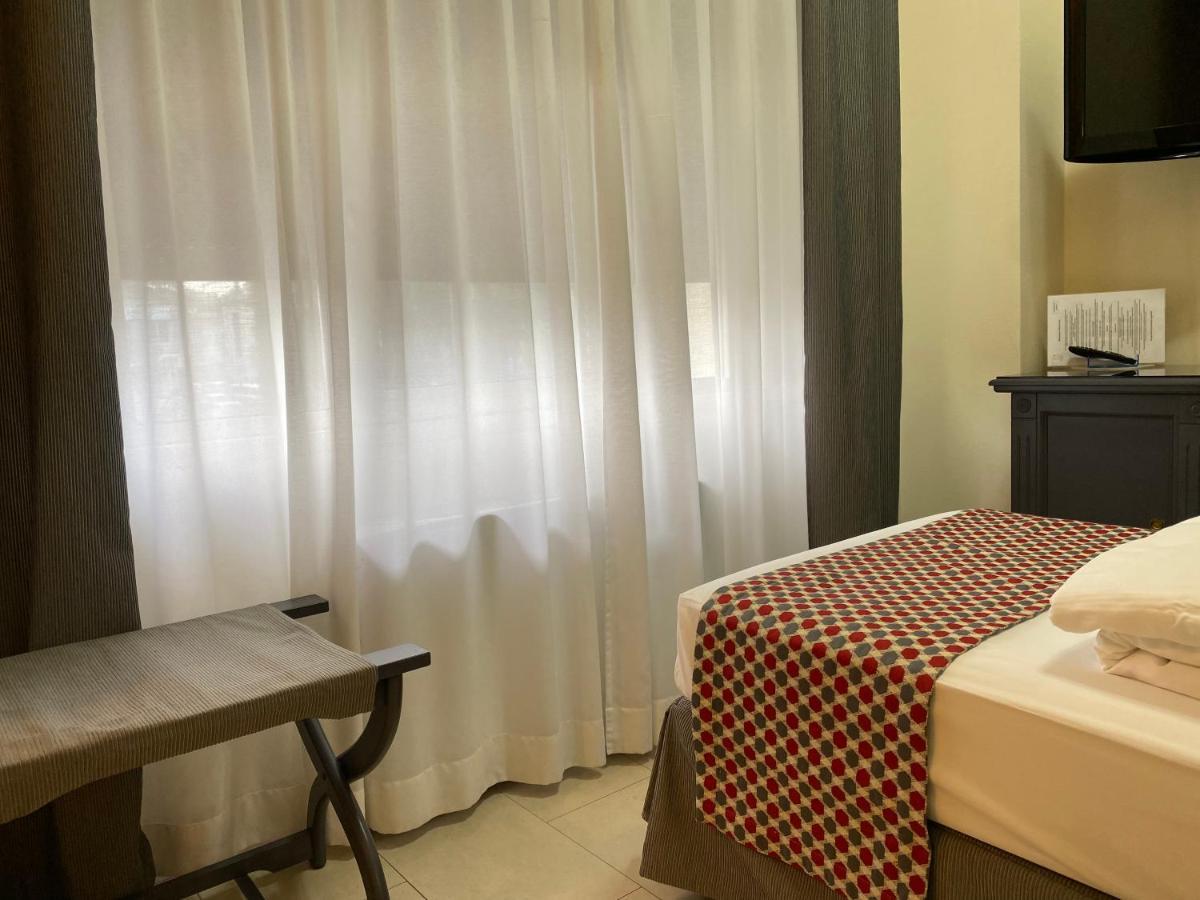 Hotel Estee Desenzano del Garda Luaran gambar