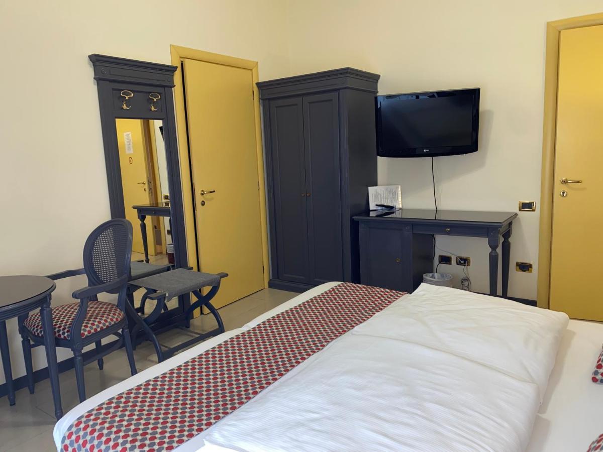 Hotel Estee Desenzano del Garda Luaran gambar