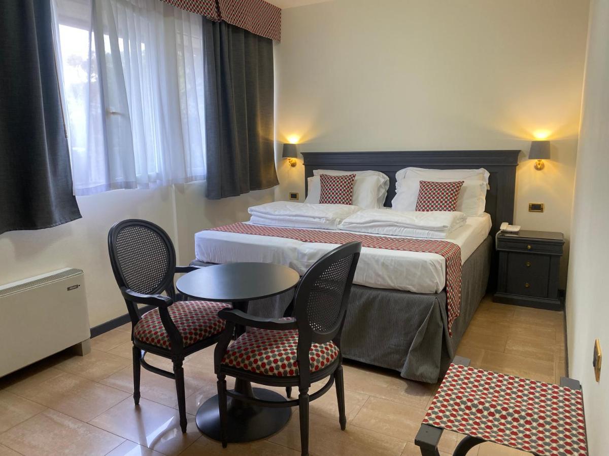 Hotel Estee Desenzano del Garda Luaran gambar