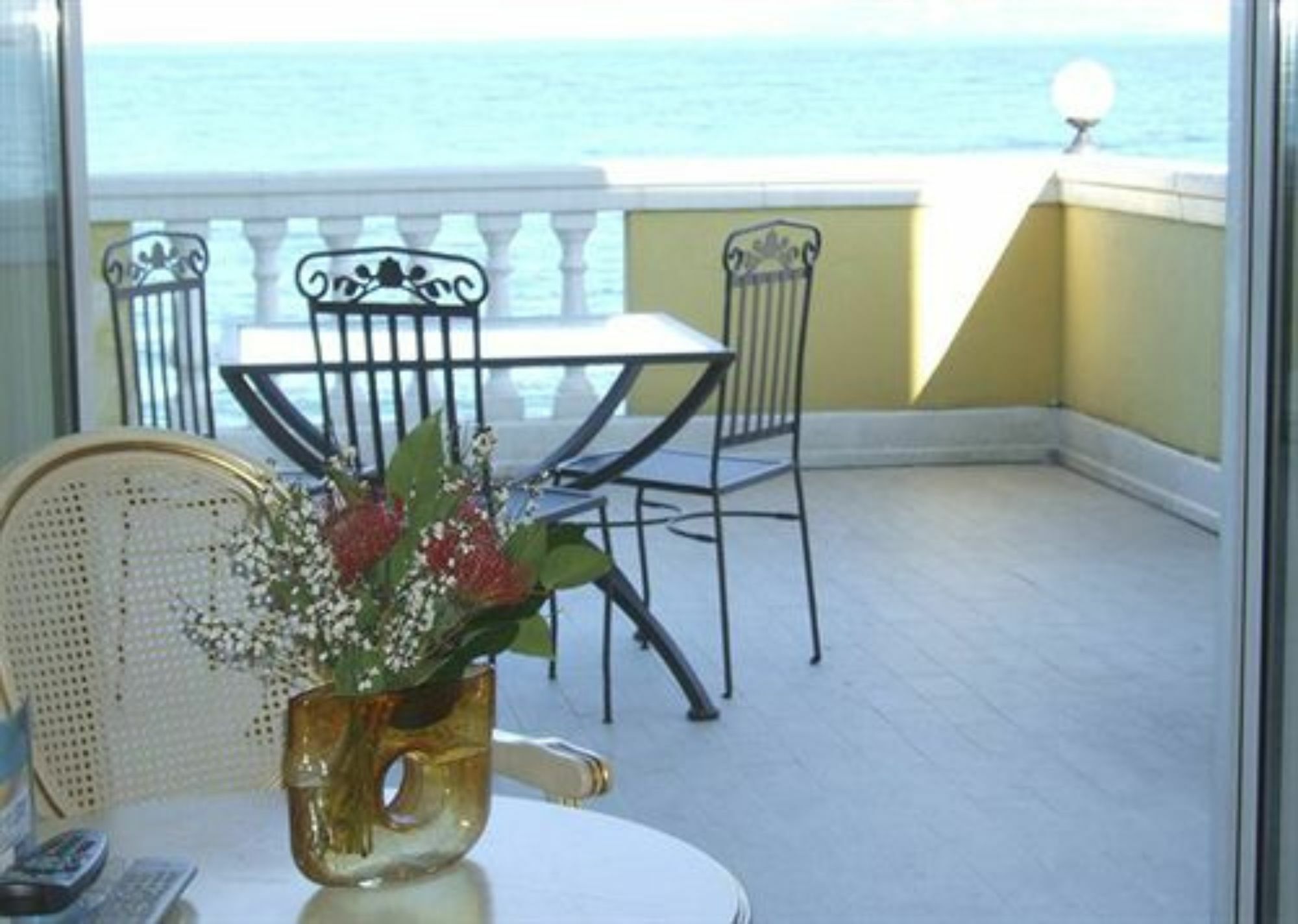 Hotel Estee Desenzano del Garda Luaran gambar