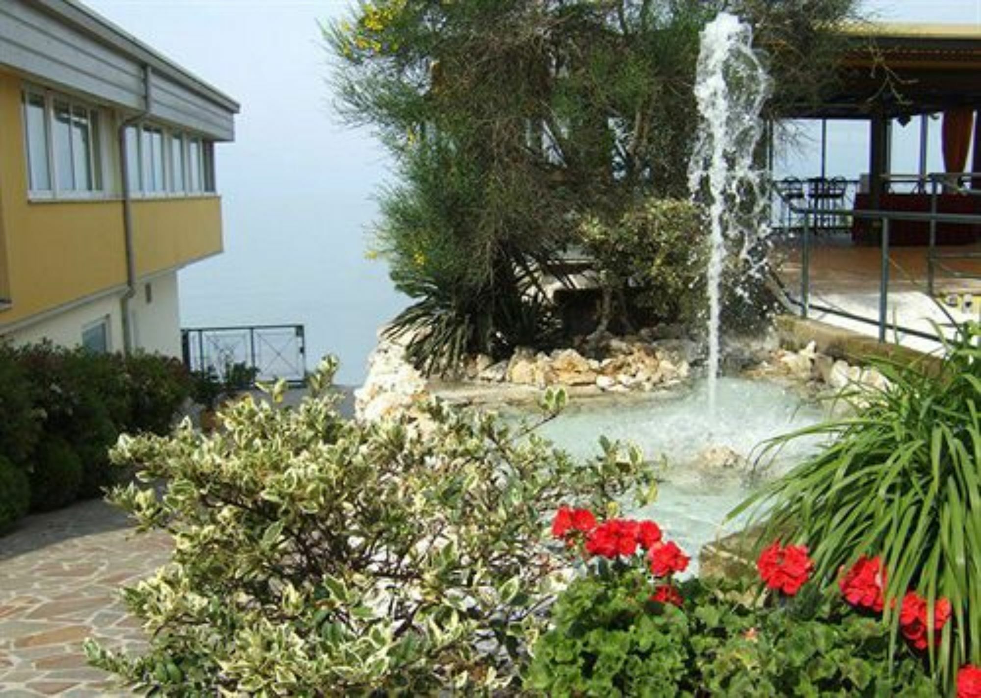Hotel Estee Desenzano del Garda Luaran gambar